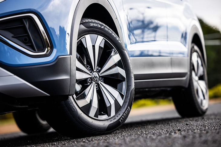 今回の試乗車では「TクロスTSIスタイル」専用となる7J×17インチサイズホイールに、205/55R17サイズの「ピレリ・チントゥラートP7」タイヤが組み合わされていた。