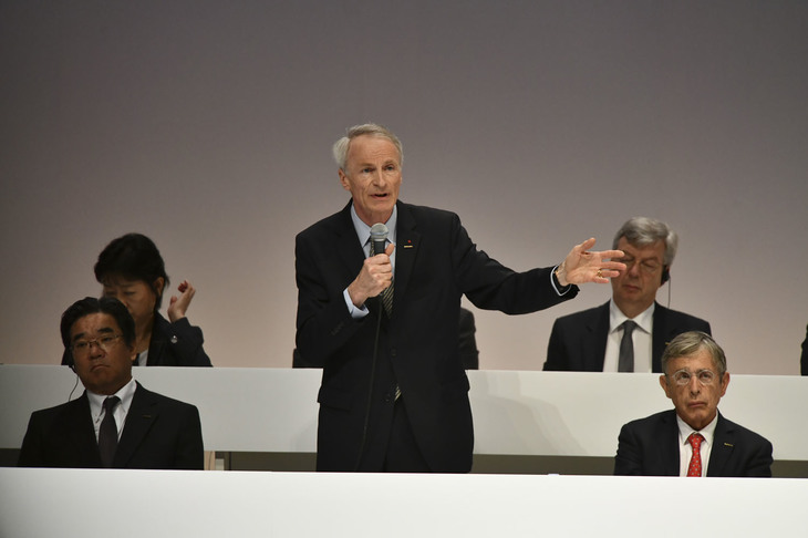 壇上で答弁するルノーのジャン=ドミニク・スナール会長。FCAとのアライアンスは日産にもメリットがあることを主張した。