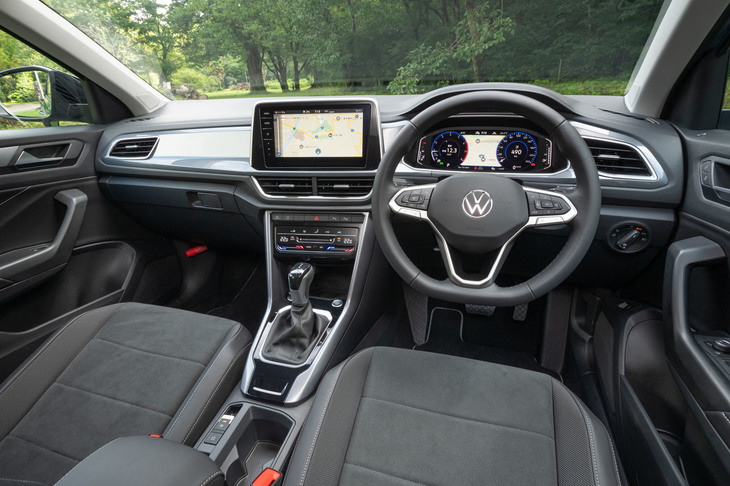 内装では、ダッシュボードとドアトリムにステッチの入ったソフト素材やレザレットを採用。ステアリングホイールも新設計のものに替えている。