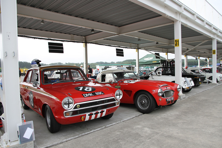 ピットに並んだ参加車両。