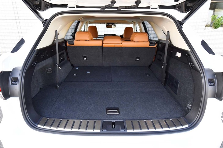 3列目シートを格納した様子。ご覧のようにフラットな積載スペースが得られる。