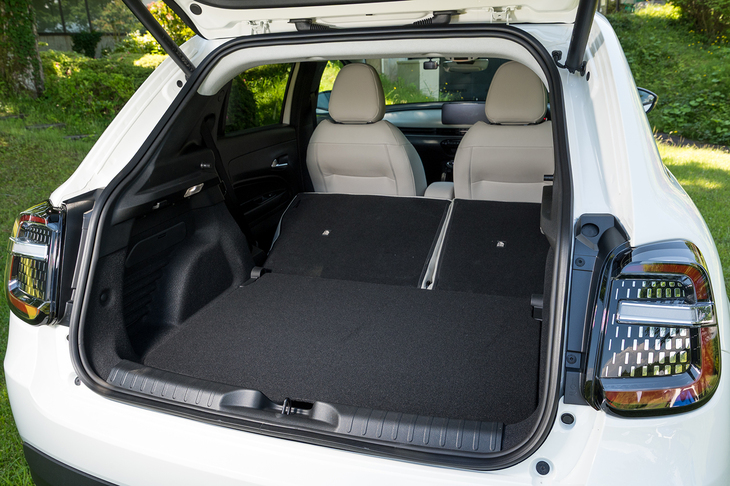 後席の背もたれを倒したところ。フラットではないが実用上は問題のないレベルだ。電動テールゲートにはハンズフリー機能が備わっている。