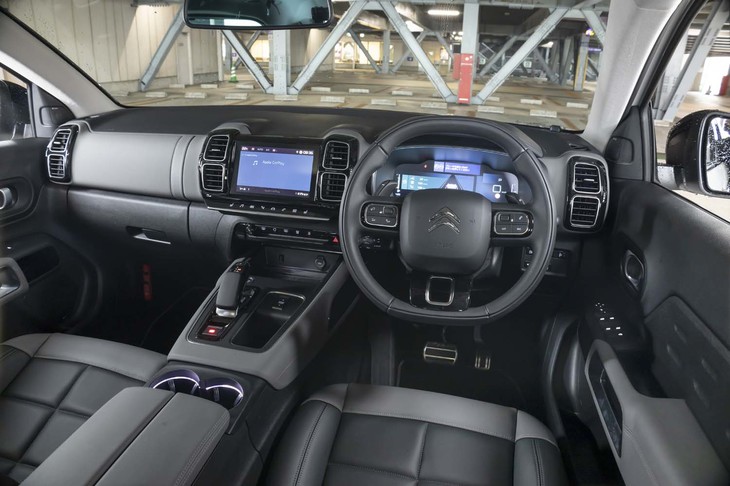 インテリアは濃淡のある2種類のグレーとブラックでコーディネート。車内の空気を自動的に浄化する「エアクオリティーシステム」を標準装備する。