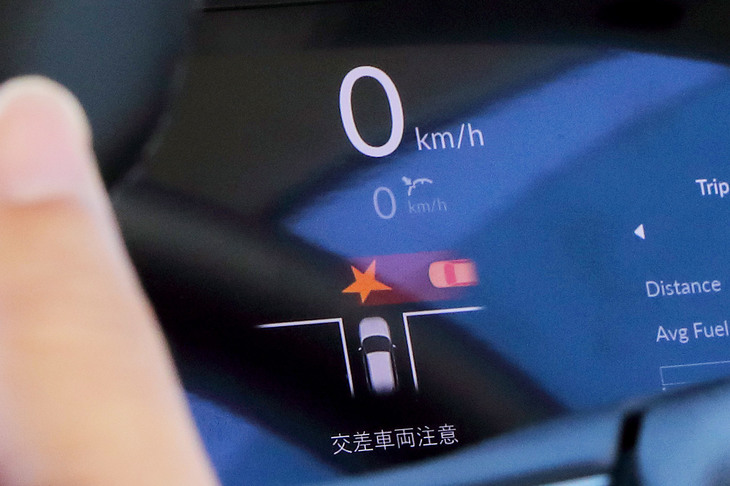 出会いがしらの衝突回避支援については、現状は「ディスプレイ表示と警報によるドライバーへの注意喚起」にとどまっており、「側突の危険を予知して自動でブレーキを踏む」などといった、踏み込んだ措置はとっていない。