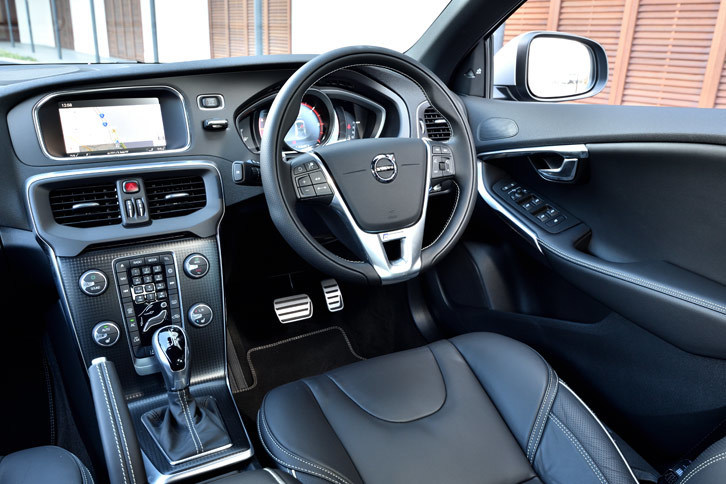 インテリアについては、本革巻きのステアリングホイールやハンドブレーキグリップ、イルミネーテッドシフトノブ、アルミニウムパネルなどが備わる。