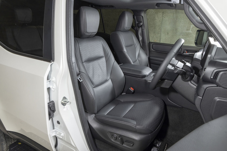 シート表皮は本革で、前席にはヒーターもベンチレーションも搭載。着座位置は相当に高く、身長170cm台後半のスタッフでもAピラーのハンドルをつかんで乗り込んでいた。
