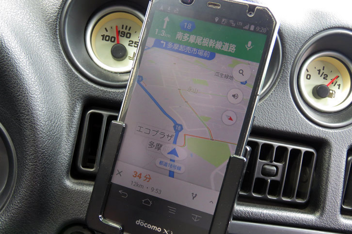 熱暴走を起こした富士通の「F-12C」。タダでさえメモリを食うGoogleナビにホッカホカの車内温度、フロントウィンドウを透過して降り注ぐ陽光というトリプルパンチが引き起こした悲劇だった。