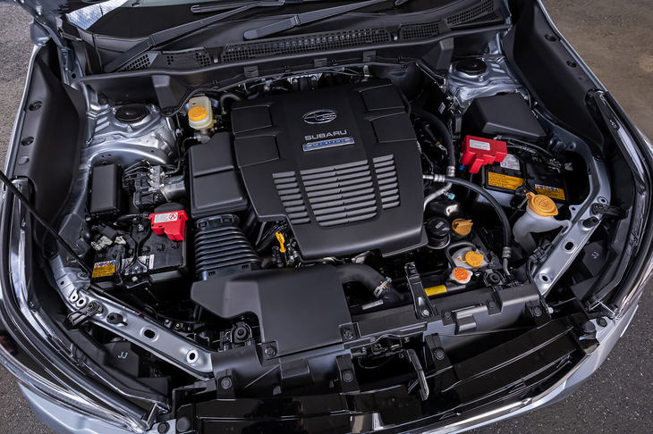 
	「e-BOXER」のパワーユニットは、最高出力145ps、最大トルク188Nmを発生する2リッター水平対向直噴エンジンと、13.6ps、65Nmを発生する電動モーターの組み合わせ。駆動方式はスバルの特徴でもある「シンメトリカルAWD」を採用する。
	