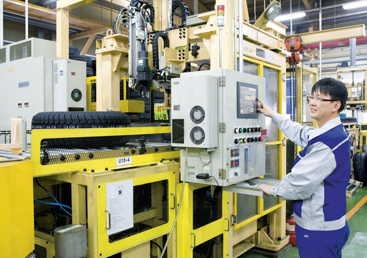 オートメーション化が進んだとはいえ、生産現場から人が不要になるわけではない。生産設備が高度になる分、スマート工場では優秀なエンジニアが必要とされるのだ。