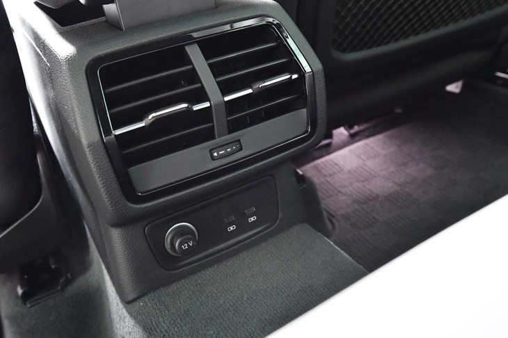 後席用の空調スイッチ。写真下方のUSBコネクターはオプションとして用意される。