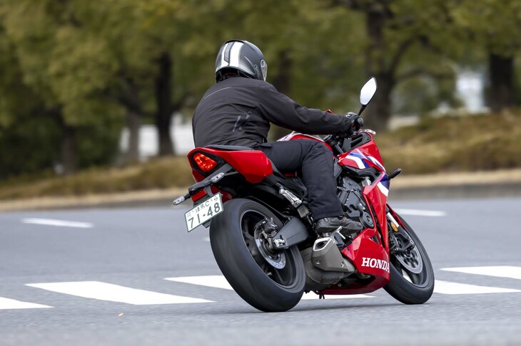 「E-Clutch」はシステムをオンにしていても、ひとたびレバーを握ると一時的に“手動クラッチモード”に入る。停車時などにいつものクセでクラッチを握り、「ああ、クラッチ操作は要らないんだっけ」と手を離すと、ガクンとエンストするのでご用心。