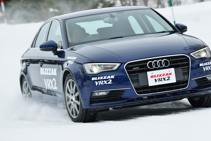 北海道・士別のテストコースを走行する、「ブリヂストン・ブリザックVRX2」を装着した「アウディA3セダン」。