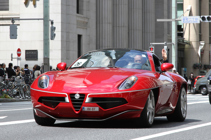 2016年「アルファ・ロメオ8C ディスコヴォランテ」。「同8Cコンペティツィオーネ」のシャシーに、往年の「同1900 C52 ディスコヴォランテ」をモチーフとする特製ボディーをカロッツェリア・トゥーリングが架装している。