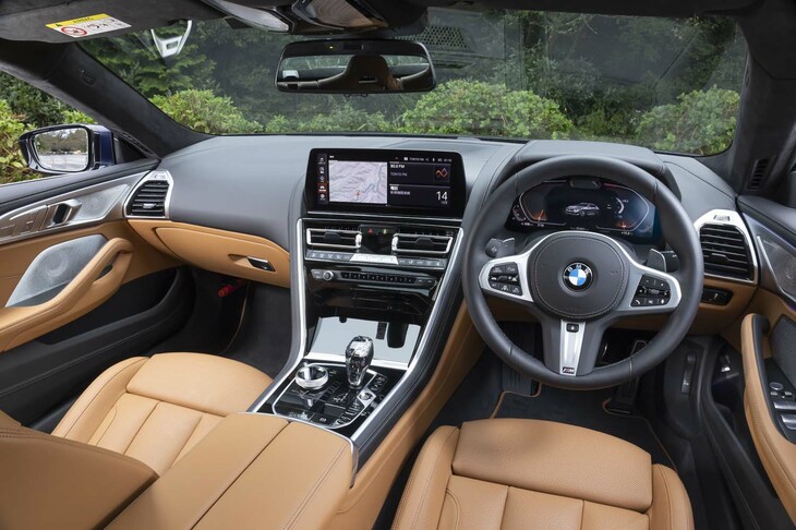 試乗車のインテリアはBMWインディビジュアルによるフルレザーメリノ仕立てで、カラーリングはコニャックとブラックのバイカラー。ボディーは大柄でもコックピットはタイトに仕上げるのがBMW流だ。