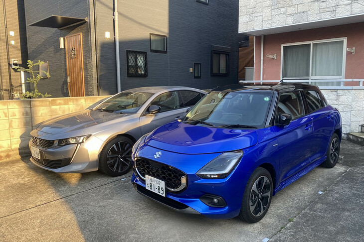 愛車ちょいワル特急こと「プジョー508 GT BlueHDi」と、新型「スイフト」。今回試乗した車両の「フロンティアブルーパールメタリック」とブラックルーフの2トーン仕様は、9万9000円の有償色となる。