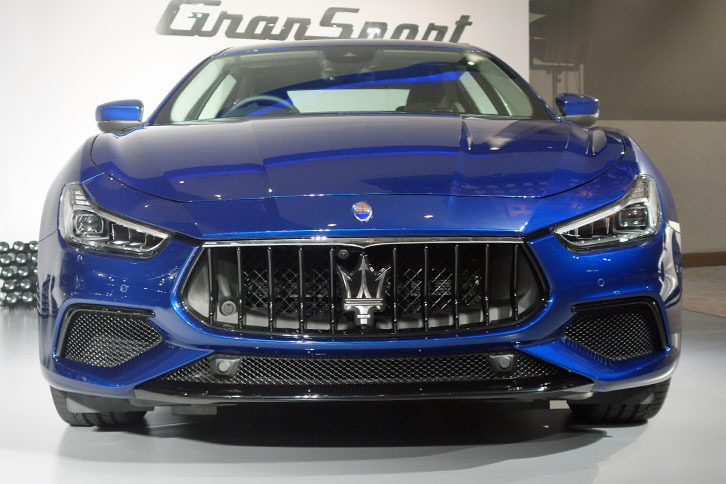 「マセラティ・ギブリ」の2018年モデルでは、先進運転支援システムが強化されたほか、「ギブリS」と「ギブリS Q4」に搭載されるV6ガソリンエンジンの最高出力が410psから430psへと強化された。写真の「ギブリSグランスポーツ」は、専用デザインのフロントバンパーやスポーツシートなどを備えた、スポーティーさを特徴とするトリムライン。