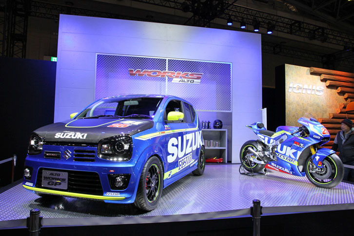 スズキブースのステージには、Moto GP参戦マシンと、それと同じカラーリングが施された「アルト ワークスGP」が並んだ。