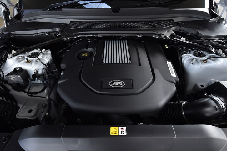 ディーゼルエンジンを搭載する「レンジローバー スポーツ」のJC08モード燃費は12.6km/リッター。同モデルのガソリン車（7.3～8.8km/リッター）を大幅にしのぐ。