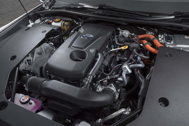 静粛性に優れる2.5リッターのハイブリッドシステム。WLTCモードで20.0km/リッターという優れた燃費もセリングポイントである。