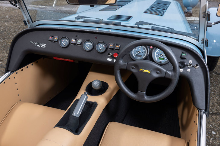 シンプルを地でいく車内に、運転に必要なもの以外の装備はなし。それこそ、ヒーターや12Vソケットが備わる程度だ。