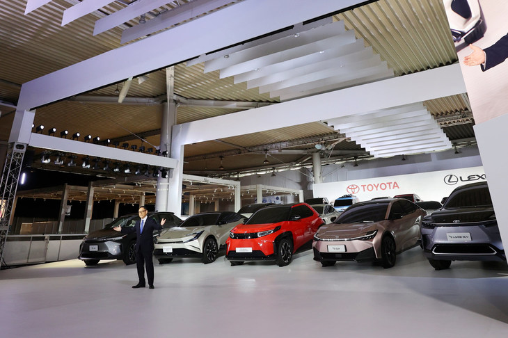 大量のEVコンセプトモデルを発表する豊田社長。これらのモデルは、すべて数年内の市販化を想定したものだ。