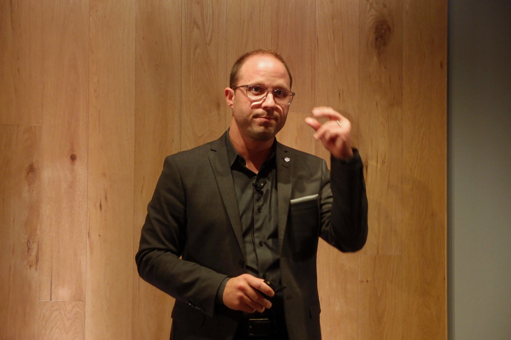 新型「V60」のデザインについて語る、ボルボ・カーのデザイン部門シニアディレクター、T.ジョン・メイヤー氏。「すばらしいデザインとは、どんなものでもまず“プロポーションのよさ”から始まっている」と切り出し、V60のスタイリングのすばらしさについて力説した。