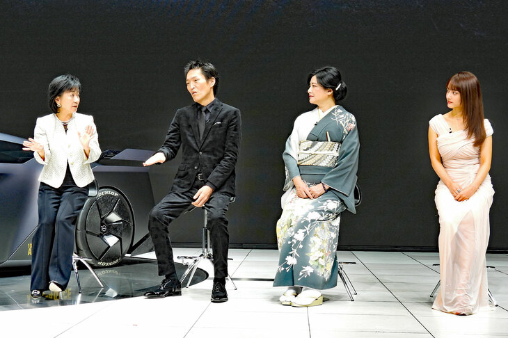 （写真向かって左から）日産自動車の星野朝子副社長、タレントの千原ジュニアさん、伊藤かずえさん、谷まりあさんによるトークセッションの様子。千原さんは「セドリック（330系）」、伊藤さんは「シーマ（Y31型）」と、日産車のオーナーなのだ。