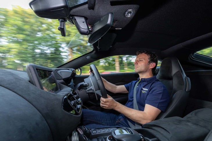 都内で新型ヴァンテージのステアリングを握るダレン・ターナー氏。英国でも愛車として、日常的に新型ヴァンテージをドライブしているという。