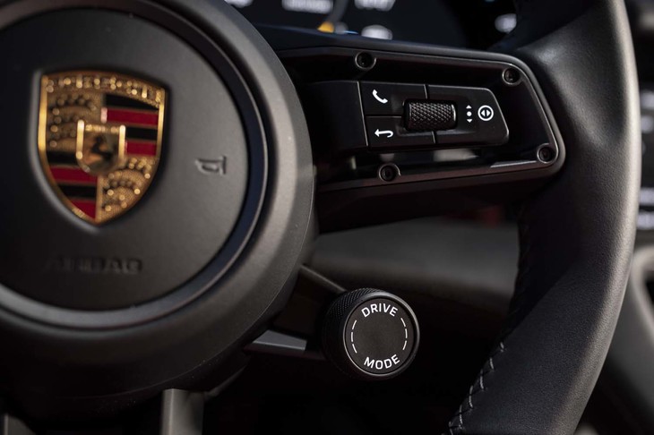 ドライブモードは「ノーマル」「スポーツ」「スポーツ＋」に加えて、エネルギー効率を重視した「レンジ」を設定。レンジモードではフロントモーターのみで走行するケースもあるという。