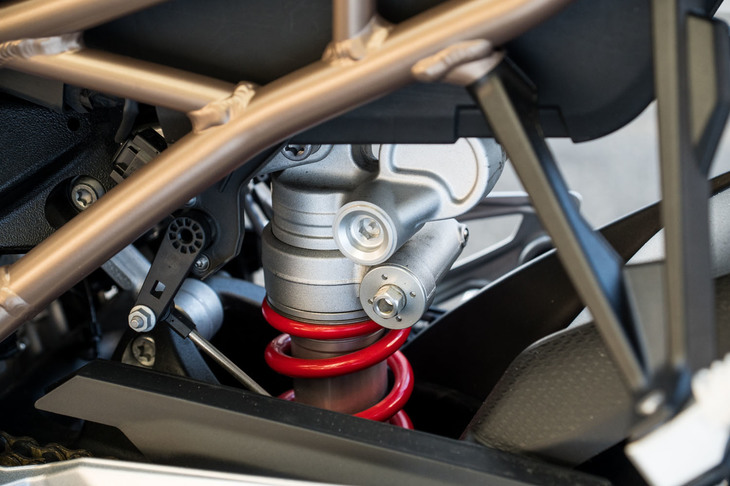 足まわりには、アルミのフレックスフレームとつり下げ式スイングアームを用いた新開発の軽量サスペンションを採用。アームにストラットを直接連結することで、レスポンスの向上を図っている。