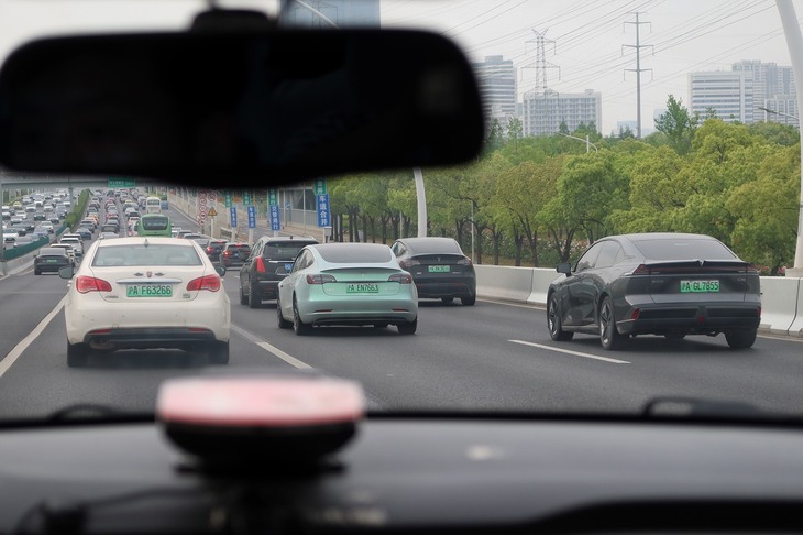 新エネルギー車が行く手を阻むかのように並ぶ。