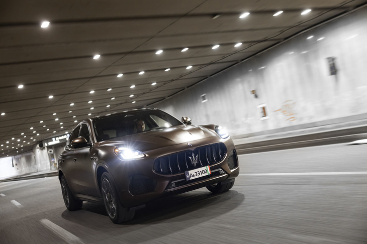 「グレカーレGT」の走行シーン。530PSのトップモデル「トロフェオ」の0-100km/h加速タイム3.8秒、最高速2280km/hというパフォーマンスに対し、こちらは同5.6秒、同240km/hとなる。