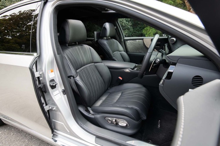 シート内部のウレタンパッドには新たに低反発素材を採用。表皮のステッチをより深い位置に移したこともあわせて乗り心地の改良を図っている。