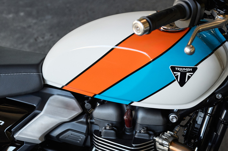 軽快感を重視して燃料タンクはスリム化。シートやサイドパネルの形状も見直され、より一体感のある意匠となった。