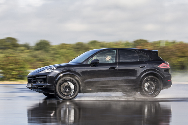 3代目「カイエン」シリーズのローンチに際しては、まずベーシックな「カイエン」と、より走行性能の高い「カイエンS」、ハイパフォーマンスモデル「カイエン ターボ」の3モデルがラインナップされる。