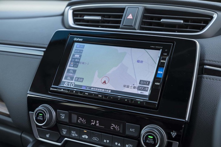「CR-V」は高めの価格設定のため装備が充実しているのが特徴。写真の7インチスクリーンのカーナビは全車に標準装備となる。