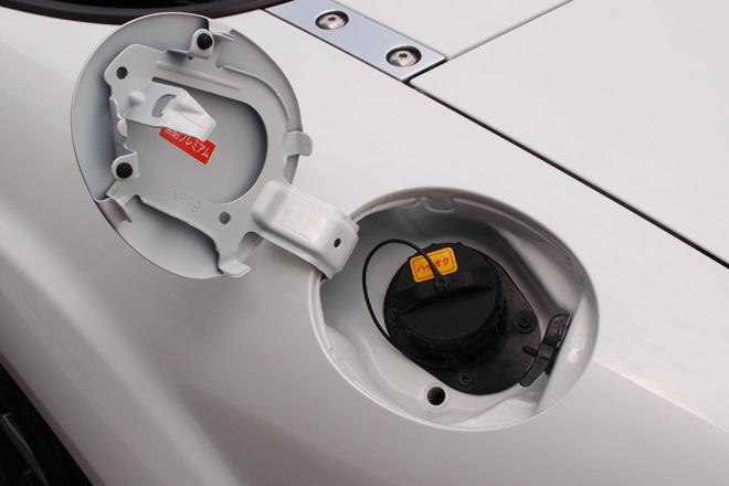 究極の解決法は、ずばり「月のガソリン代に上限を設けること」。こうなったらもう値上げも怖くない。上がったところで、単に使用量が減るだけのことと考える。