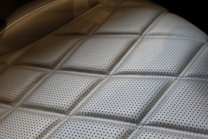 メルセデス・マイバッハS680エディションノーザンライツ（フロントシートの座面）