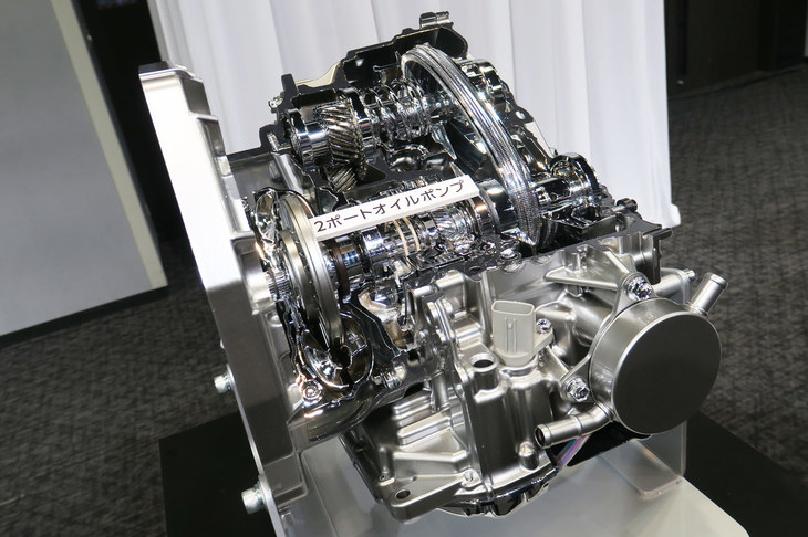 新開発のトルコン付きCVT。フルードの吐き出し口を2つに分けることでポンプへの負担を低減したり、フリクションの低い高効率のベルトを採用したりと、燃費改善へ向けたさまざまな取り組みがなされている。