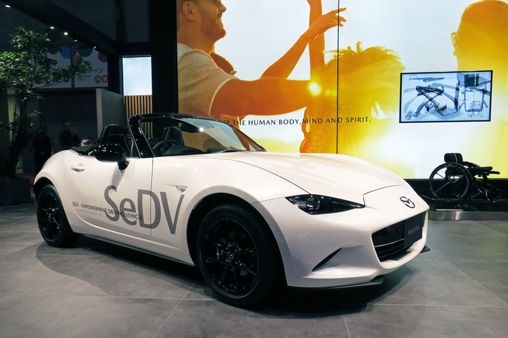 足に障害を持つ人にも運転を楽しんでもらえるよう開発された「マツダ・ロードスター手動運転装置付き車（Self-empowerment Driving Vehicle）」。