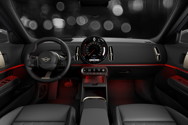 「MINIカントリーマン シャドーエディション」のインストゥルメントパネル。ダッシュボードやドアトリムがブラックで統一される。