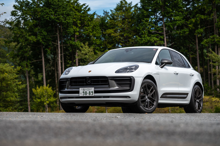 各部がダーク調のカラーでコーディネートされたエクステリアも「マカンT」の特徴。フロントグリルは全面が「アゲートグレーメタリック」で、ドアミラーやサイドブレード、ルーフスポイラー、リアのロゴなどにもこの色を採用。スポーツテールパイプとサイドウィンドウトリムは「ハイグロスブラック」となっている。