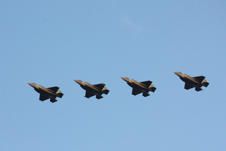 4機で見事な編隊を組み、三沢基地上空を通過した「F-35A」。その雄姿には震えたぜ！