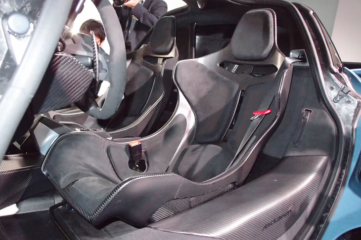 カーボンファイバー製のレーシングシート。シートシェルの重量はわずか3.35kg。