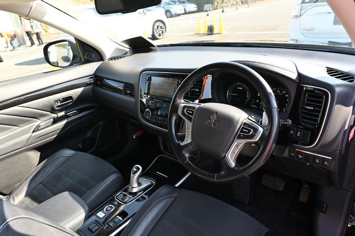 旧型「アウトランダー」のインテリア。広々として居心地はいいが、少し雑然としている感が否めない。