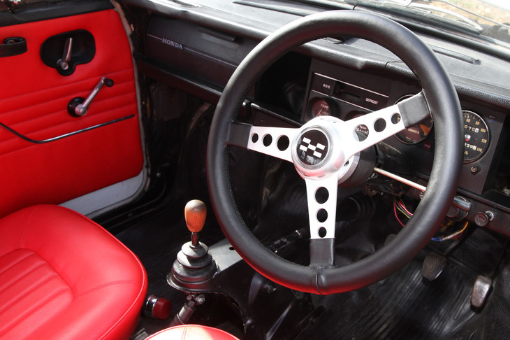 前出のストリート仕様「N360M」のインテリア。スピードメーターとタコメーターを「N360S」用に交換して補助メーターを増設、ステアリングホイールも小径革巻きに交換。本来は「シトロエン2CV」や「ルノー4」のようにダッシュから生えているシフトレバーは、軽トラック「TN360」用パーツを流用するなどしてフロアシフト風に改められている。