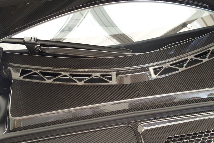 マクラーレン・スピードテール（フロントフード内）