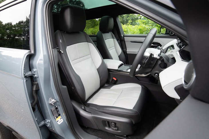 「ファーストエディション」には、デュオトーングレインレザーのヒーター付き14ウェイパワーシートが装備される。