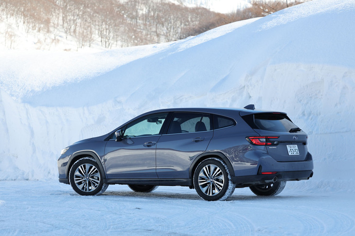 今回、酸ヶ湯から青森市内までのルートでステアリングを握った「レヴォーグ レイバック」は、3万3000円の有償オプションとなる外板色「アステロイドグレー・パール」をまとっていた。