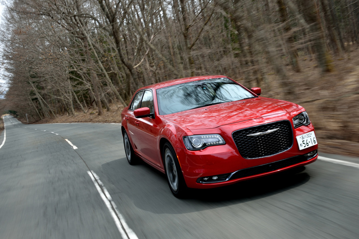 「クライスラー300S」は、JC08モードで9.2km/リッターの燃費を記録する。